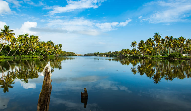 Paravoor–lake–kollam-kerala-tourism-